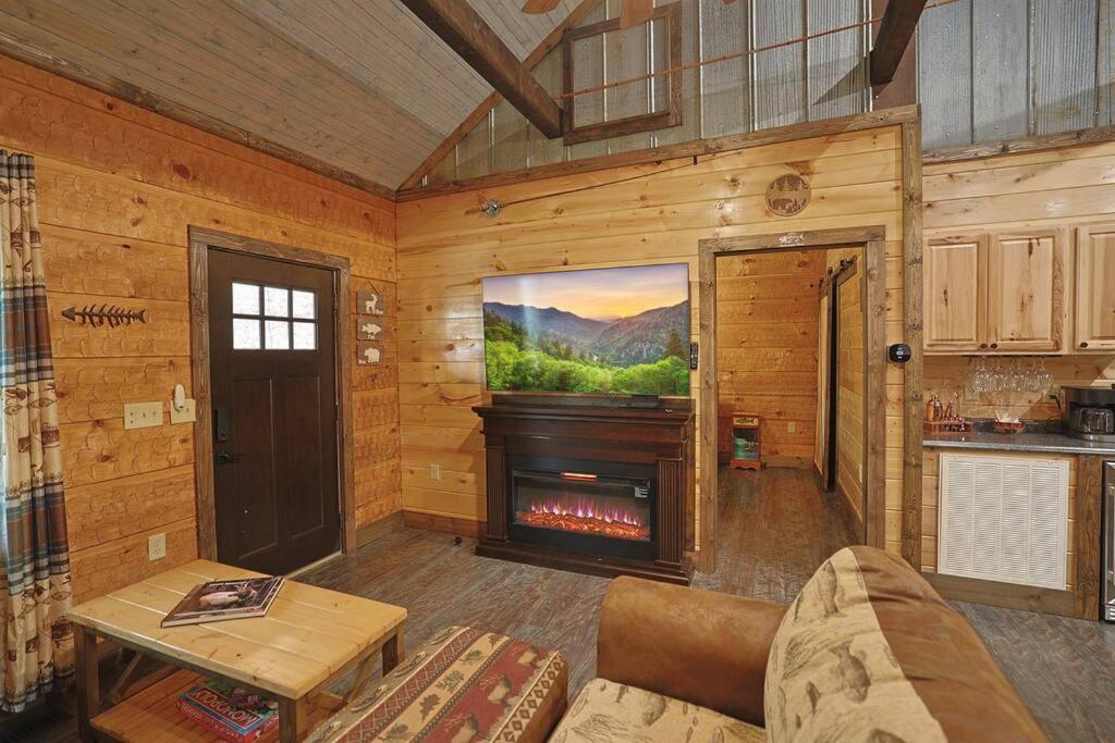 Rustic Modern Cabin With Hot Tub Near Rafting And Great Smokey Mountains Bryson City Exterior foto