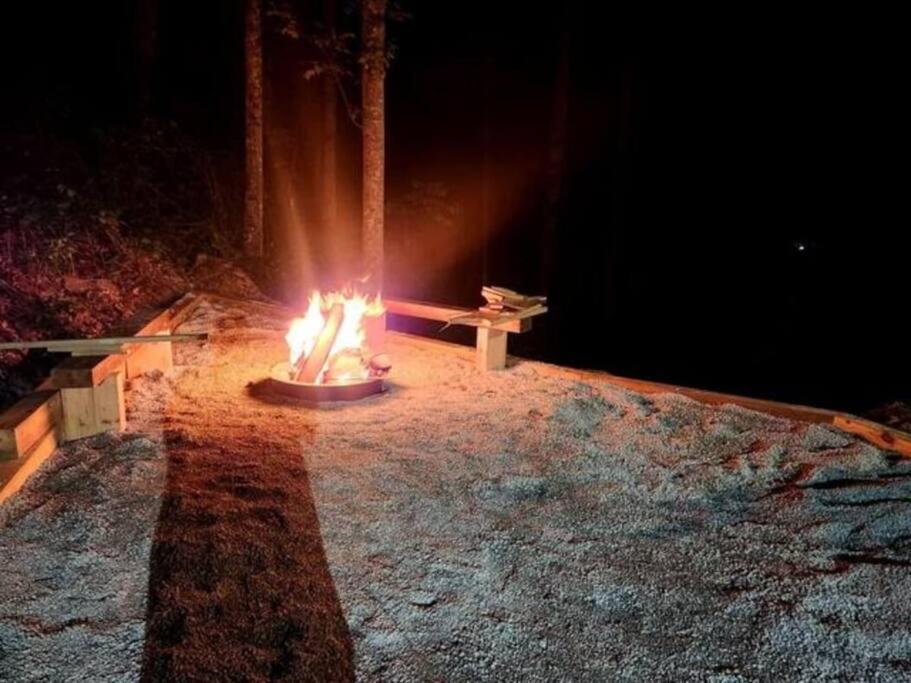 Rustic Modern Cabin With Hot Tub Near Rafting And Great Smokey Mountains Bryson City Exterior foto